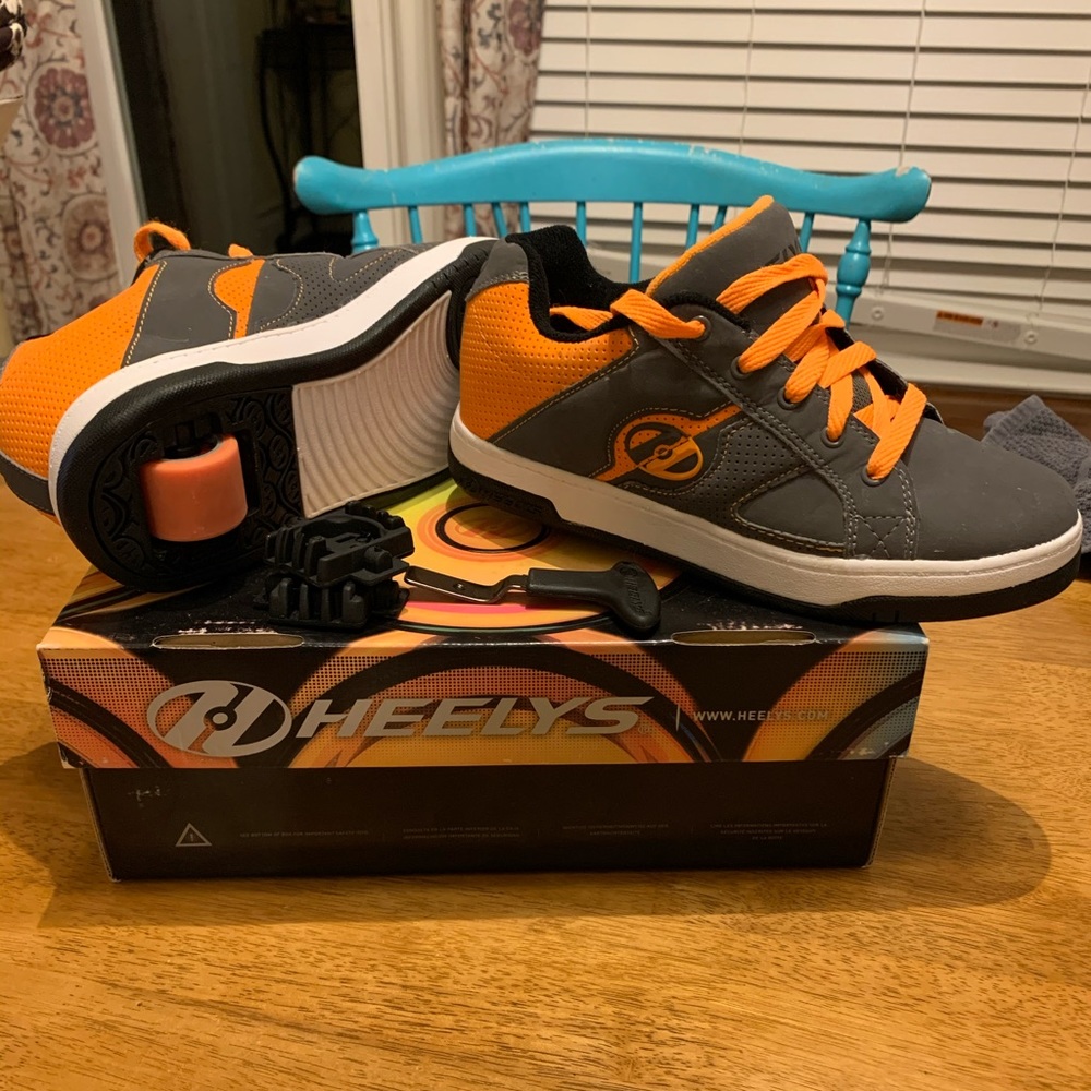 Heelys youth size 5 skate sneakers